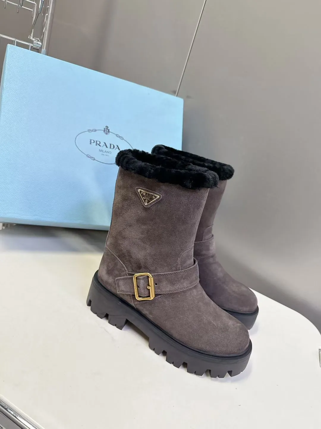 👟👟Ex-factory price 660👟👟 PRADA Prada's latest fall and winter triangular logo slip-on furry boots. There are many celebrities and Internet celebrities. A series that cannot be bought in winter. It is definitely this year's big hit. It is very good-looking. Simple upper design. Highly brand-recognizable triangle logo embellishment. Full of details. The upper foot is large and slim, and the legs are slim. This piece is just right. The outsole height is 5CM, which can instantly increase your height. It is a perfect tool for heightening. The whole series uses a variety of imported materials: polished and waxed calf leather, high mercerized cow suede, real wool lining, super warm, original combined rubber foam outsole, light and comfortable, Size: 35-41 (40 41 customized, non-refundable) 3044